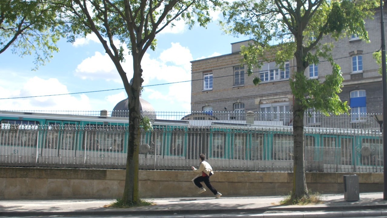 Image du film : Homme courant après son métro