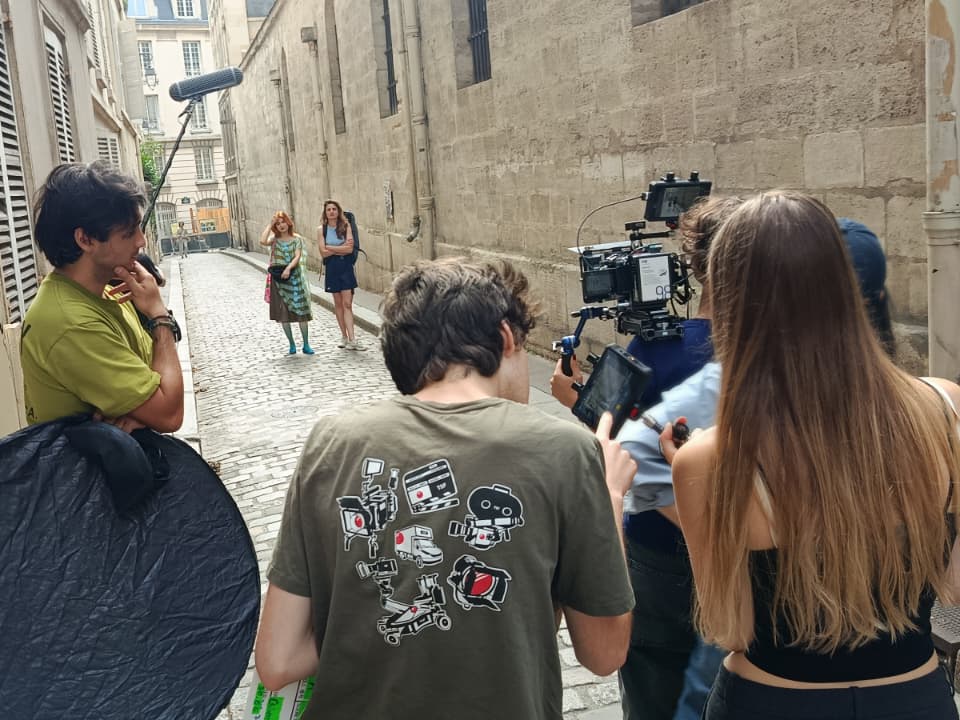 Mathias Galton avec l'équipe pendant le 
        tournage d'une séquence